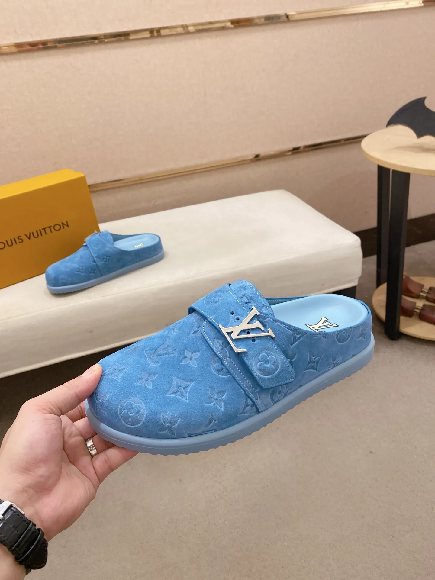 Men's shoes💰: 220💰38-45, LV Easy 2025 new men's casual sandals and slippers, made of suede cow leather, with Monogram pattern to highlight the trendy style. Adjustable straps illuminated with LV letters, while a resilient insole and micro outsole provide lightweight comfort. Made of suede cow leather with embossed Monogram pattern and brand element metal hardware✅Adjustable straps➕Tough insole‼ ️Micro outsole. Comfortable and easy to wear‼ ️